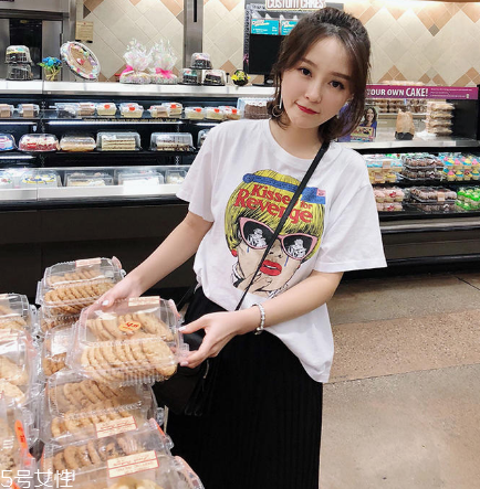 女生穿什么短袖好看？女生適合穿什么短袖？