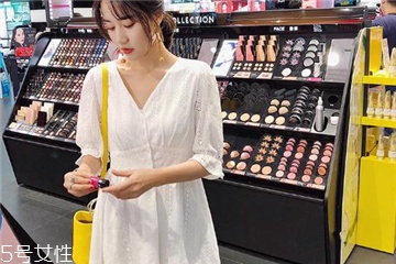 夏天穿白色裙子好看嗎？夏季白色連衣裙搭配圖片