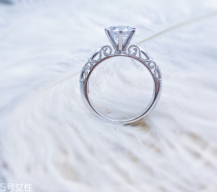 鉆戒為什么會(huì)變黃？鉆戒發(fā)黃的原因