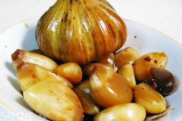 腌蒜變綠可以吃嗎？腌制的大蒜綠了能吃嗎？