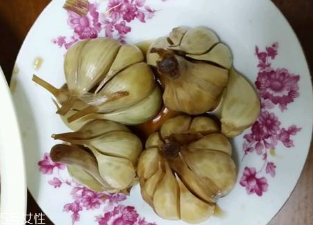 腌蒜變綠可以吃嗎？腌制的大蒜綠了能吃嗎？