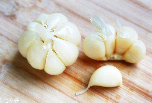 腌蒜變綠可以吃嗎？腌制的大蒜綠了能吃嗎？