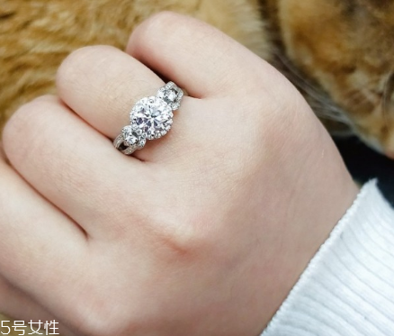鉆戒一般買幾克拉的？鉆戒買多大的好？