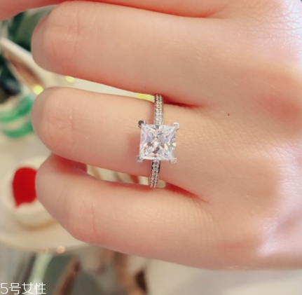 鉆戒是鉑金好還是18k金好？鉆戒買(mǎi)鉑金還是18k金？