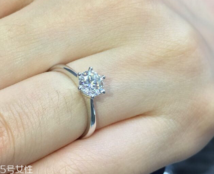 鉆戒是訂婚買還是結(jié)婚買？鉆戒訂婚就要買嗎？