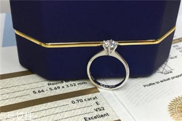 鉆戒是訂婚買(mǎi)還是結(jié)婚買(mǎi)？鉆戒訂婚就要買(mǎi)嗎？