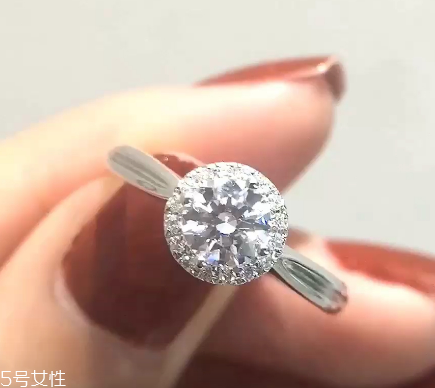 鉆戒是定制還是成品好？鉆戒買定制的還是買成品？