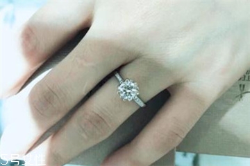 鉆戒是定制還是成品好？鉆戒買定制的還是買成品？