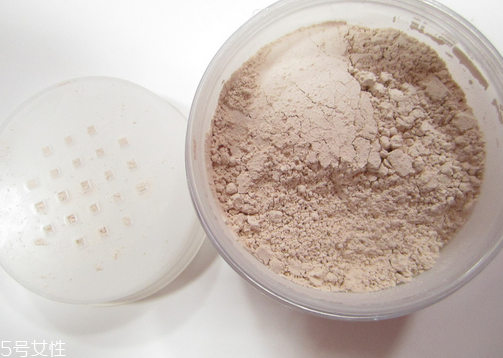 散粉怎么用不浮粉 散粉不浮粉的小技巧 散粉怎么用不浮粉 散粉不浮粉的小技巧