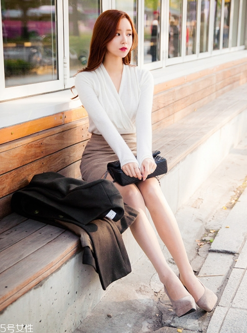 v領(lǐng)針織衫里面穿什么好 v領(lǐng)針織衫怎么疊穿好看 v領(lǐng)針織衫里面穿什么好 v領(lǐng)針織衫怎么疊穿好看