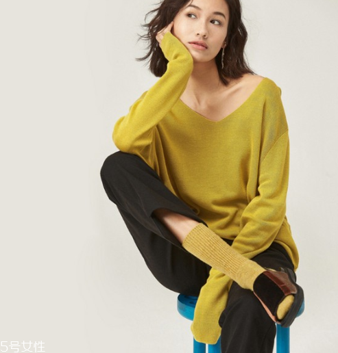 v領(lǐng)針織衫里面穿什么好 v領(lǐng)針織衫怎么疊穿好看 v領(lǐng)針織衫里面穿什么好 v領(lǐng)針織衫怎么疊穿好看