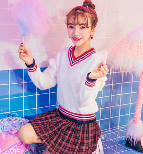 v領(lǐng)針織衫里面穿什么好 v領(lǐng)針織衫怎么疊穿好看 v領(lǐng)針織衫里面穿什么好 v領(lǐng)針織衫怎么疊穿好看