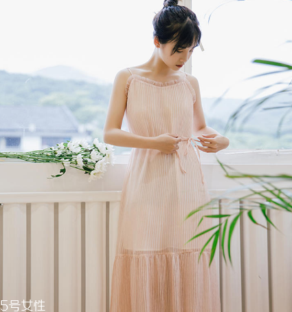 夏天穿什么顏色連衣裙好？夏天適合什么顏色連衣裙？