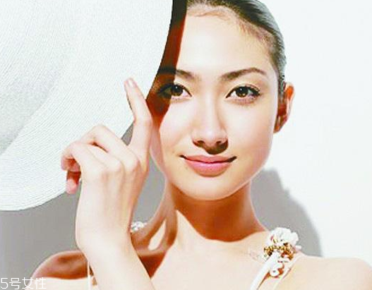 防曬霜里有熒光劑嗎？防曬霜含有熒光劑成分嗎？