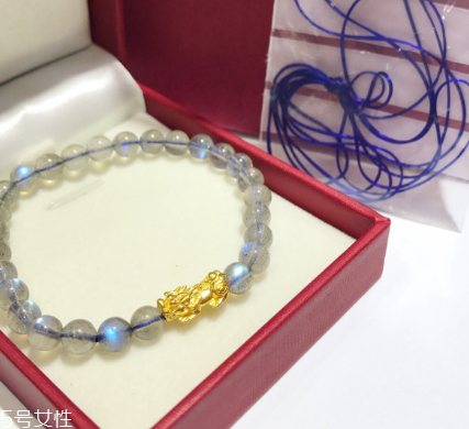 月光石是水晶嗎？月光石和水晶是一種嗎？