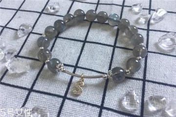 月光石是水晶嗎？月光石和水晶是一種嗎？