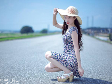 碎花長裙配什么鞋子好看 碎花長裙適合什么鞋子 碎花長裙配什么鞋子好看 碎花長裙適合什么鞋子