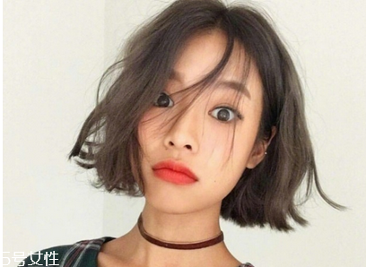 經(jīng)?；瘖y對皮膚有什么影響 經(jīng)常化妝的危害