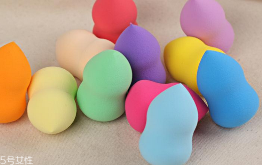 硅膠粉撲和海綿粉撲哪個好 硅膠粉撲和海綿粉撲區(qū)別 硅膠粉撲和海綿粉撲哪個好 硅膠粉撲和海綿粉撲區(qū)別