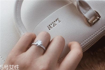 鉆戒和黃金戒指哪個(gè)好？鉆戒和黃金戒指哪個(gè)更保值？