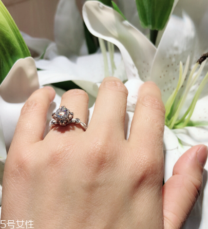 鉆戒洗手時用摘下來嗎？鉆戒可以戴著洗手嗎？