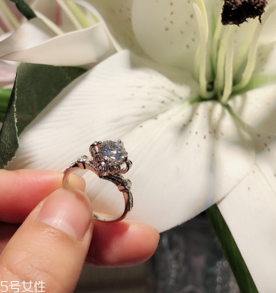 鉆戒洗手時用摘下來嗎？鉆戒可以戴著洗手嗎？