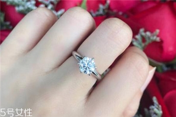 鉆戒洗手時用摘下來嗎？鉆戒可以戴著洗手嗎？