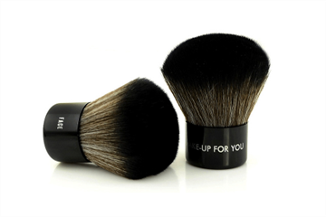 粉底液要用刷子嗎 怎么用刷子上粉底液 粉底液要用刷子嗎 怎么用刷子上粉底液