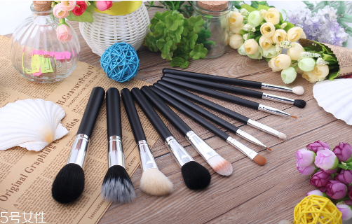 粉底液要用刷子嗎 怎么用刷子上粉底液 粉底液要用刷子嗎 怎么用刷子上粉底液