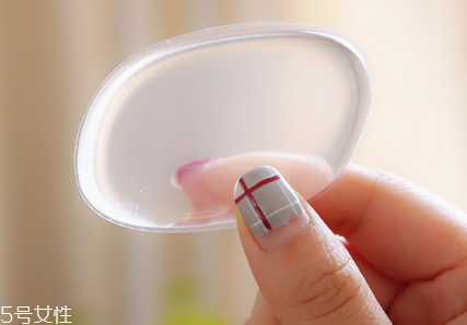 粉底液要用刷子嗎 怎么用刷子上粉底液 粉底液要用刷子嗎 怎么用刷子上粉底液