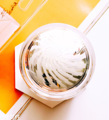 素顏霜是彩妝嗎？素顏霜屬于彩妝嗎？