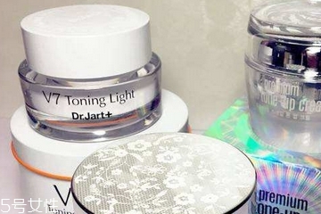 素顏霜涂完要不要打粉？擦素顏霜后要擦散粉嗎？