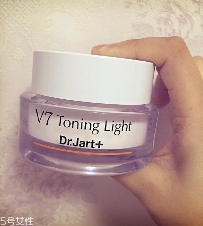 素顏霜涂完要不要打粉？擦素顏霜后要擦散粉嗎？