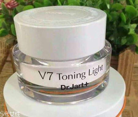 素顏霜涂完要不要打粉？擦素顏霜后要擦散粉嗎？