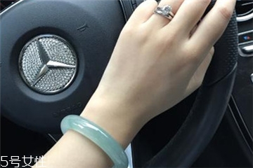 手鐲可以戴兩只手嗎？手鐲可以兩只手同時戴嗎？