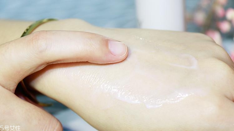 olay水感透白系列與水感透白臻粹系列哪個好？什么區(qū)別？