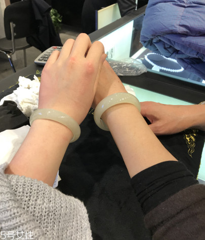 手鐲可以帶著睡覺嗎？手鐲睡覺戴好嗎？