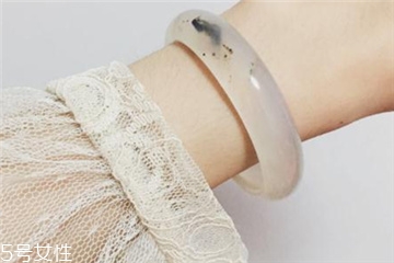 手鐲可以帶著睡覺嗎？手鐲睡覺戴好嗎？