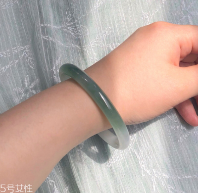 手鐲可以讓別人摸嗎？手鐲被別人摸了有影響嗎？