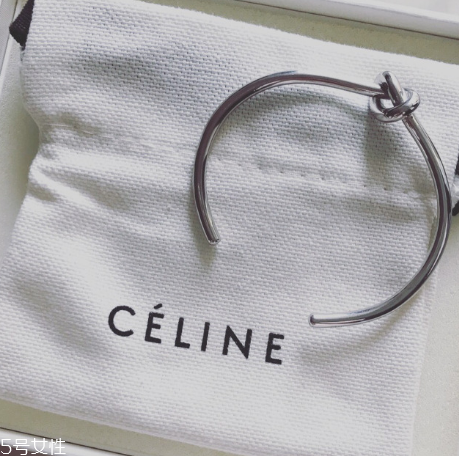 手鐲可以戴著洗澡嗎？手鐲洗澡要摘下嗎？