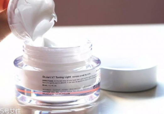 素顏霜太白怎么辦？素顏霜涂太白怎么改善？