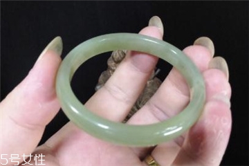 手鐲有裂紋還值錢嗎？手鐲有裂紋影響價格嗎？