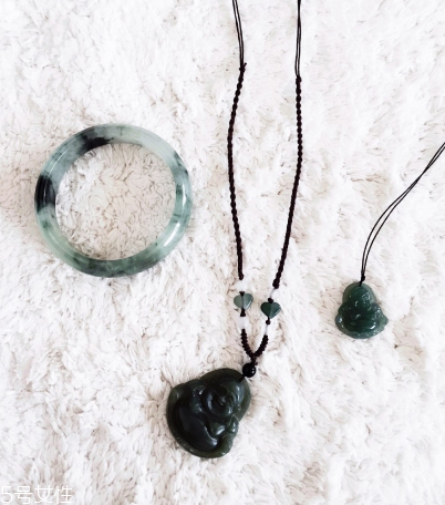 手鐲是玉的好還是翡翠的好？手鐲買玉的還是翡翠的？