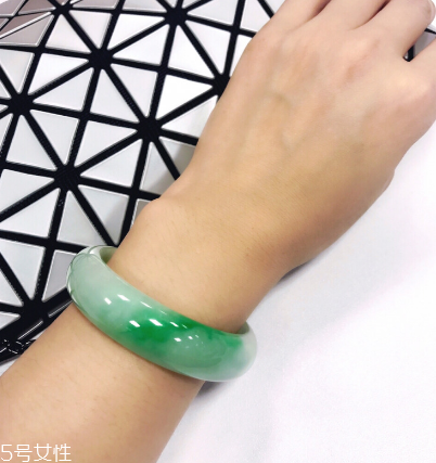 手鐲是玉的好還是翡翠的好？手鐲買玉的還是翡翠的？