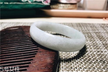 手鐲是玉的好還是翡翠的好？手鐲買玉的還是翡翠的？