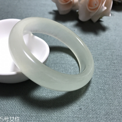 手鐲戴不進(jìn)去怎么辦？手鐲戴不進(jìn)去解決妙招