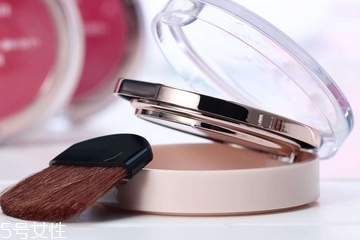 腮紅對(duì)皮膚有害嗎？腮紅對(duì)皮膚有哪些傷害？