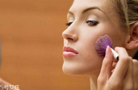 腮紅太紅了怎么辦？腮紅畫重了怎么辦？