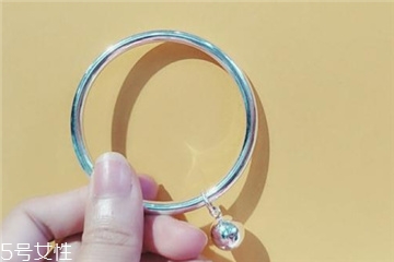 手鐲發(fā)黑是什么原因？手鐲為什么發(fā)黑？