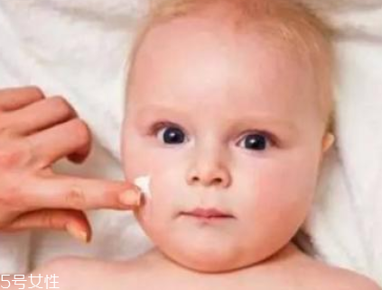 嬰兒乳液和寶寶潤膚霜哪個好？嬰兒乳液和寶寶潤膚霜區(qū)別